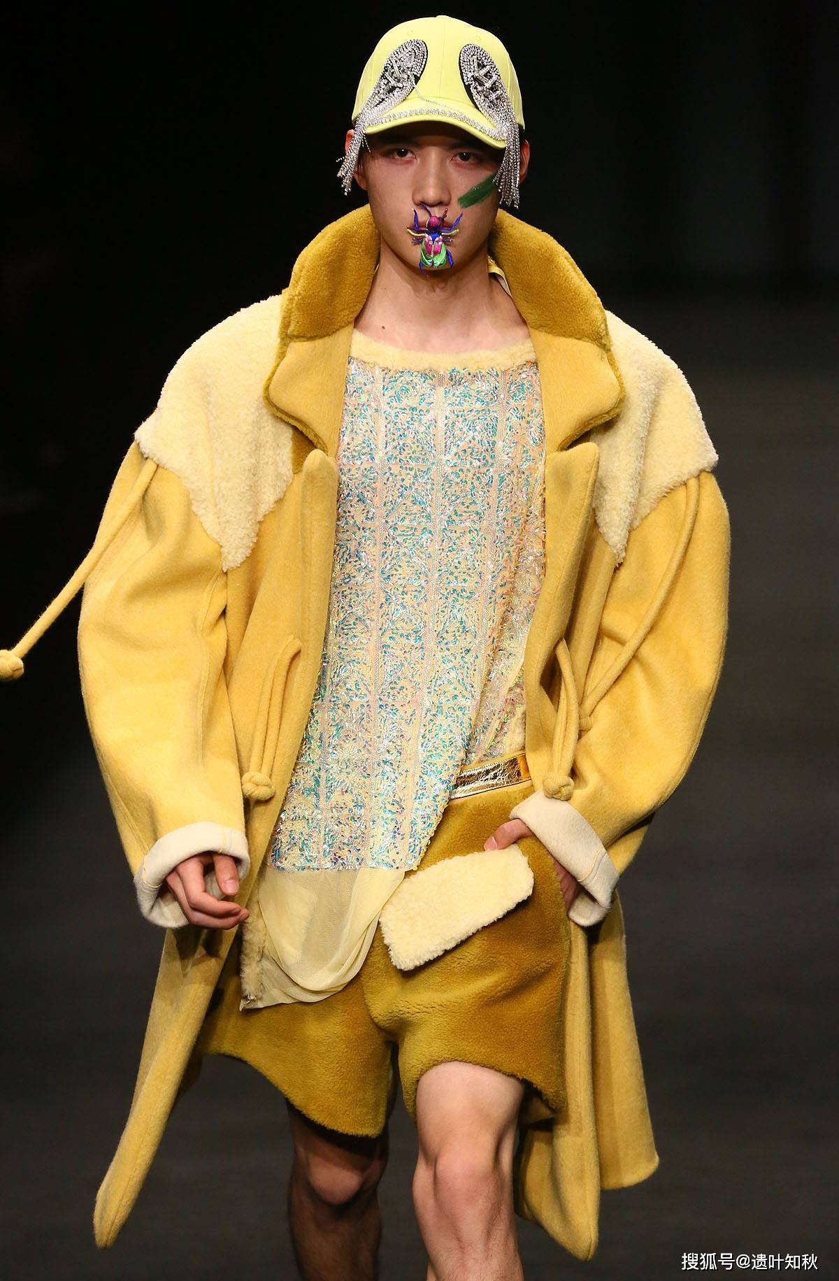 彰显女性温婉特质 设计师袁利秋冬系列发布会亮相中国国际时装周_成衣