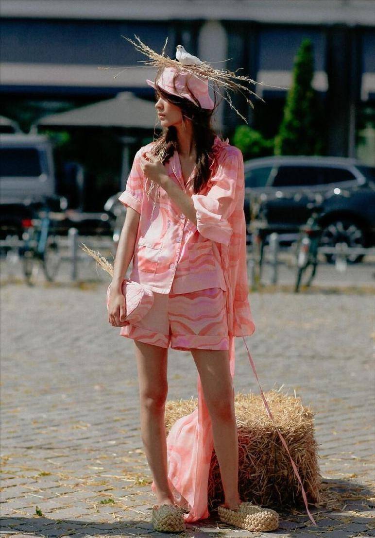 百慕大短裤太实用了,日常出街潇洒又霸气,中性风显出高级感_女生_风格