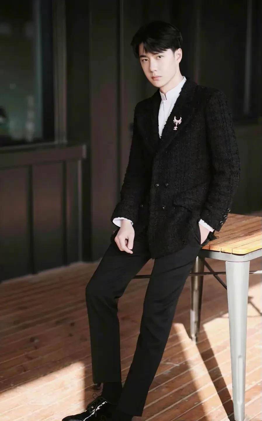 男星穿西装帅气,王一博黄景瑜霸道总裁,易烊千玺青涩_肖战_小说_年纪