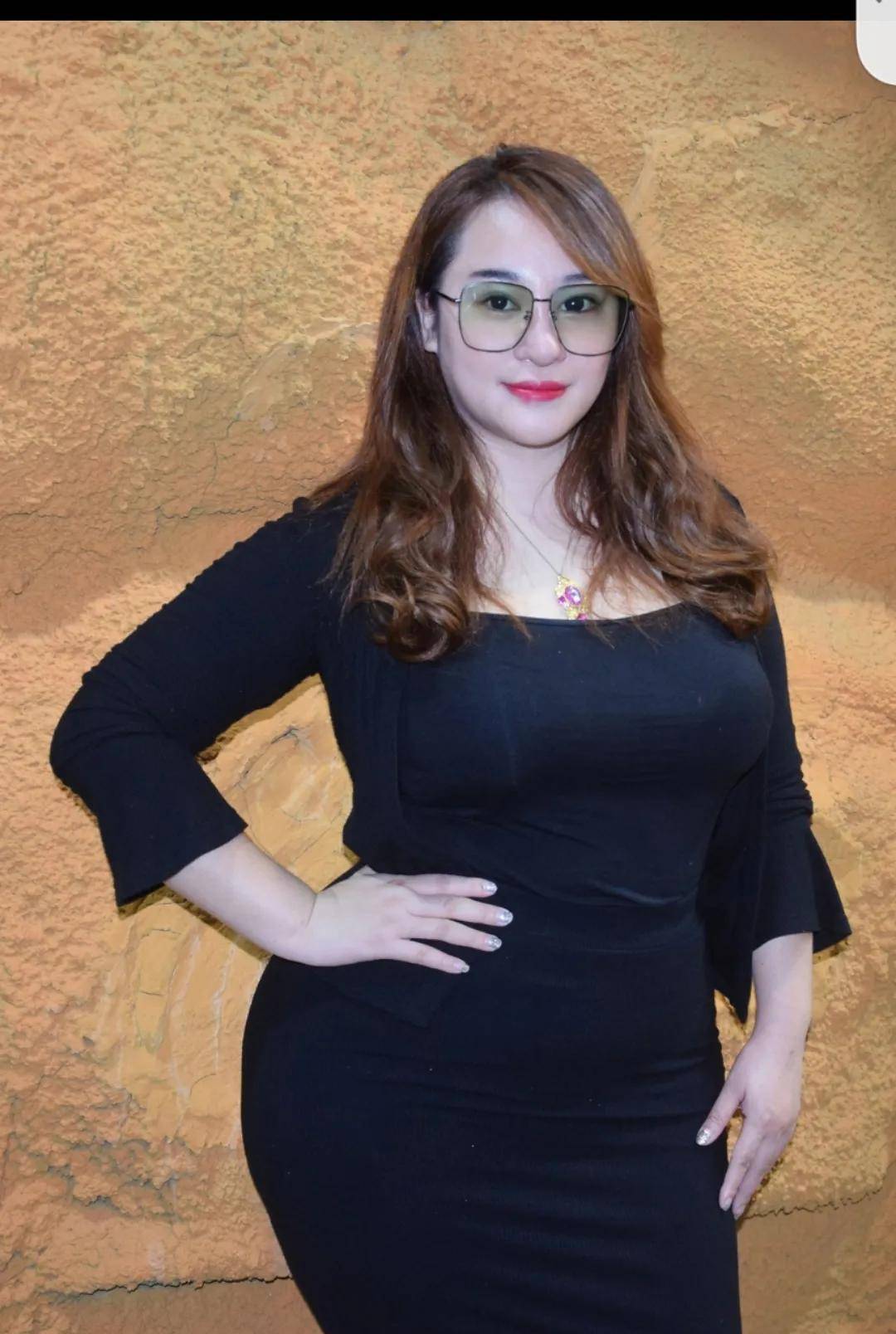 看了梁丽莎最近的造型,三十岁的"中年少 女"反油腻爱装嫩更气质_女人