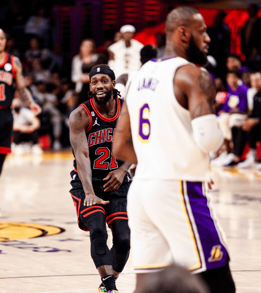 连续嘲讽湖人,他先是在上篮锁定胜局之后对詹姆斯做出too small的手势