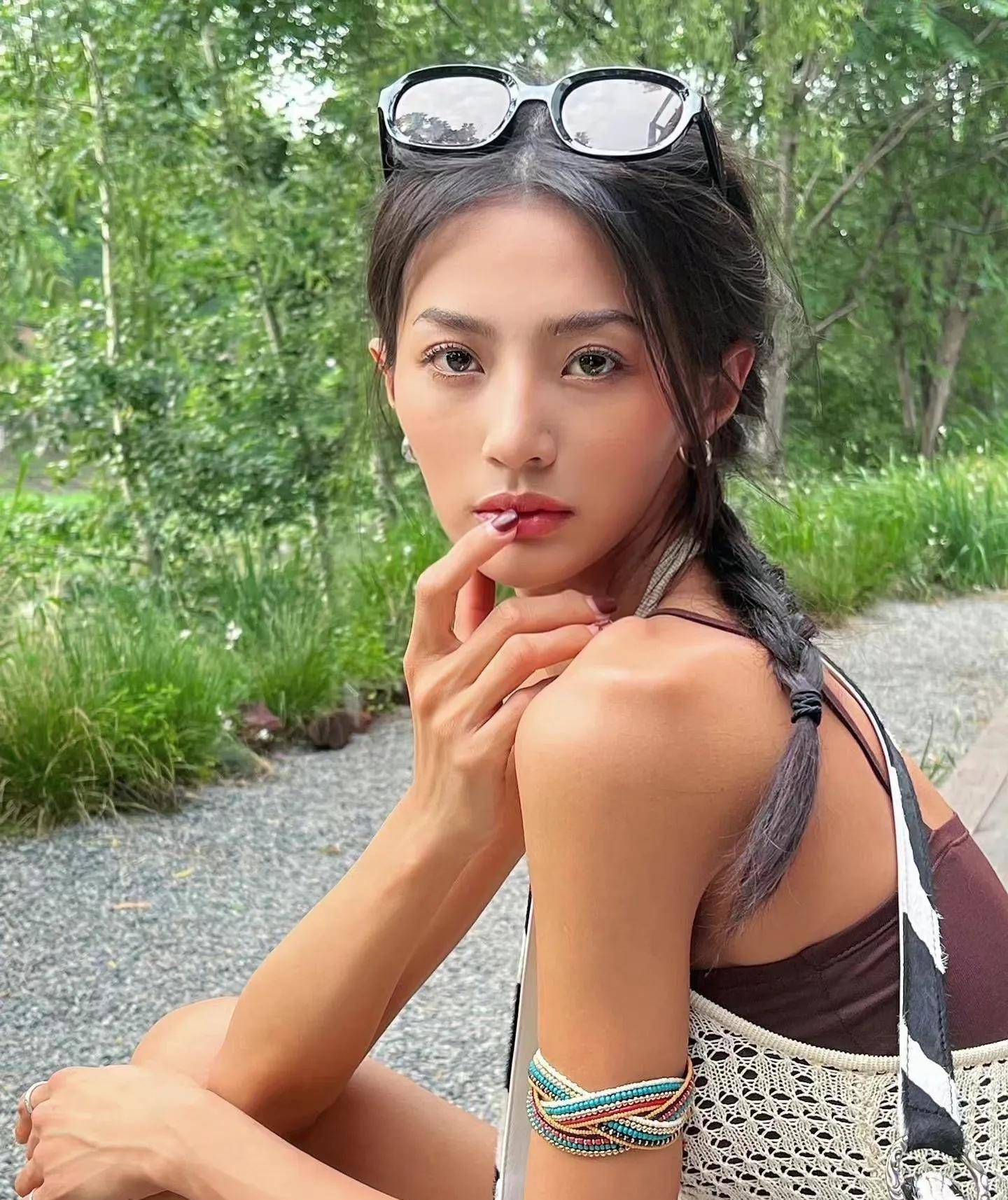 万籽麟的夏日辣妹穿搭,小麦色皮肤的美人_风格_灰白色_吊带