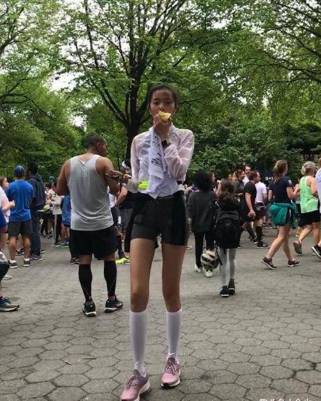 雎晓雯曾晒出了自己在泳池玩耍的视频,她站在泳池边,头都快顶到天花板