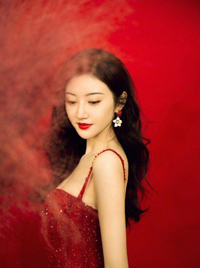 第一部《沉香如屑》,该剧是欢瑞世纪打造的项目,男女主邀请的是景甜