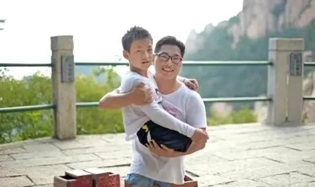 硬汉陈州,12岁失去双腿,22岁用歌喉收获女神,如今成百万大v_人生_日子