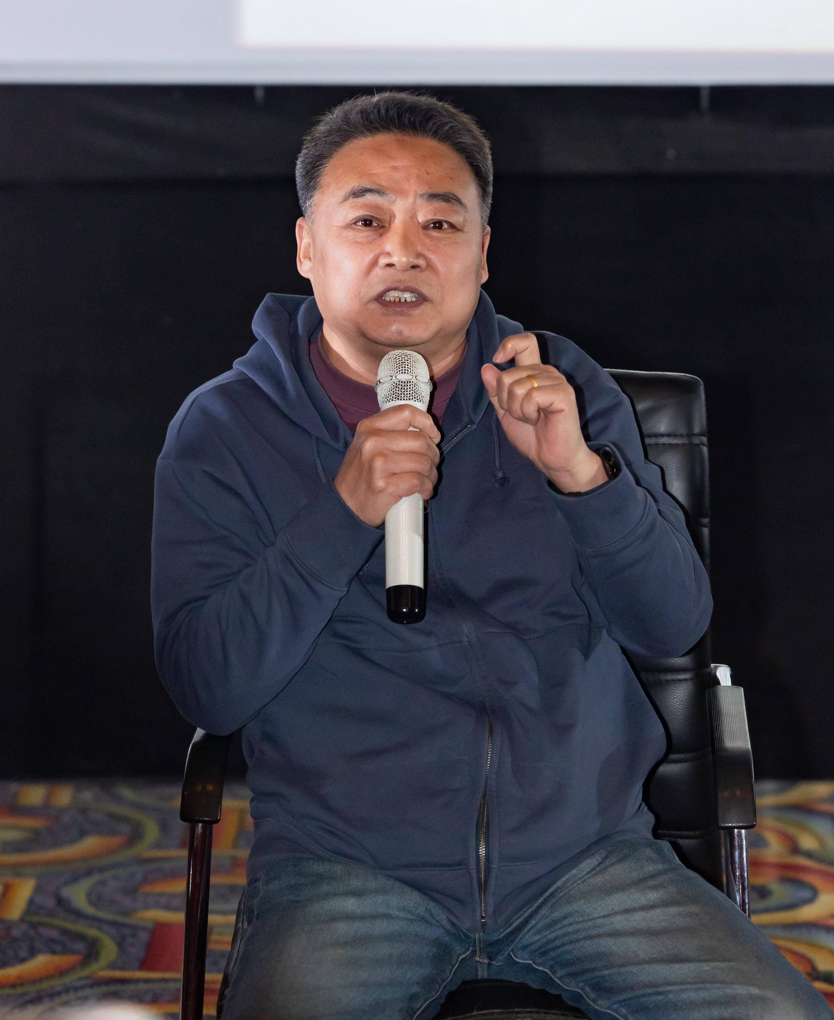 摄影记者,陈更生在采访中也遇到了与影片主人公韩东一样的生死时刻:"