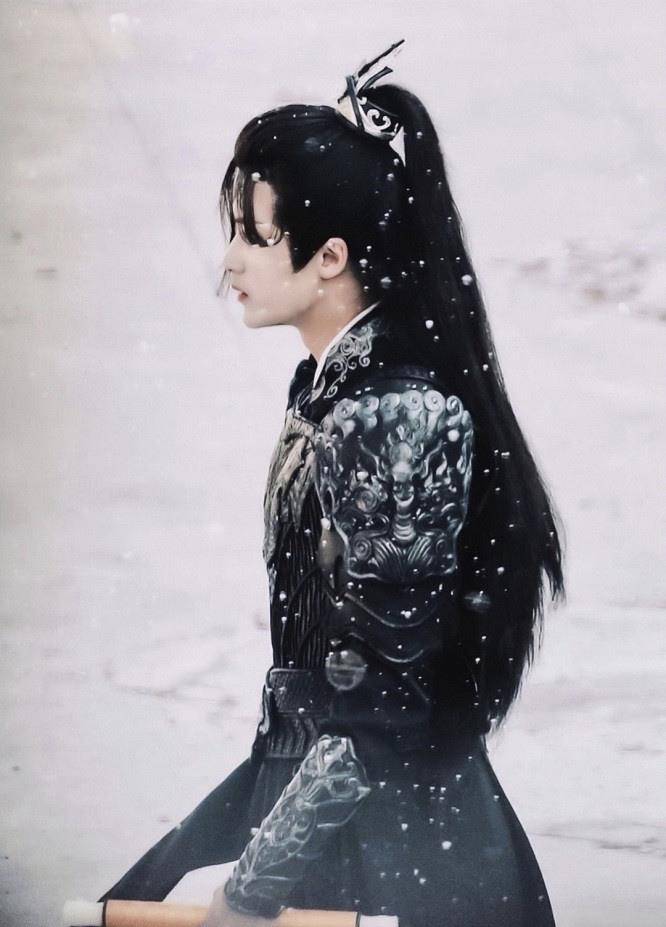 不过檀健次虽然看着仪表堂堂,却在身高上有点逊色了,之前出演《杀破狼