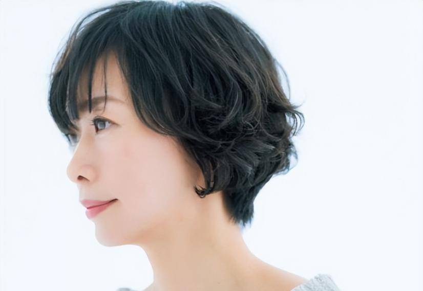 女人过了45岁,建议少留这3种"发型",大妈感十足还显老没气质_女性