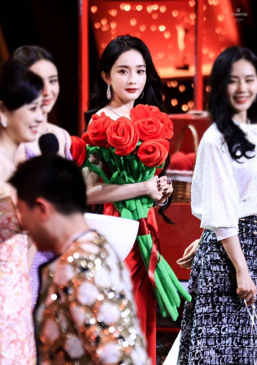 微博之夜杨幂应援粉丝杨幂:没有粉丝支持,艺人的路会走得更艰难_活动