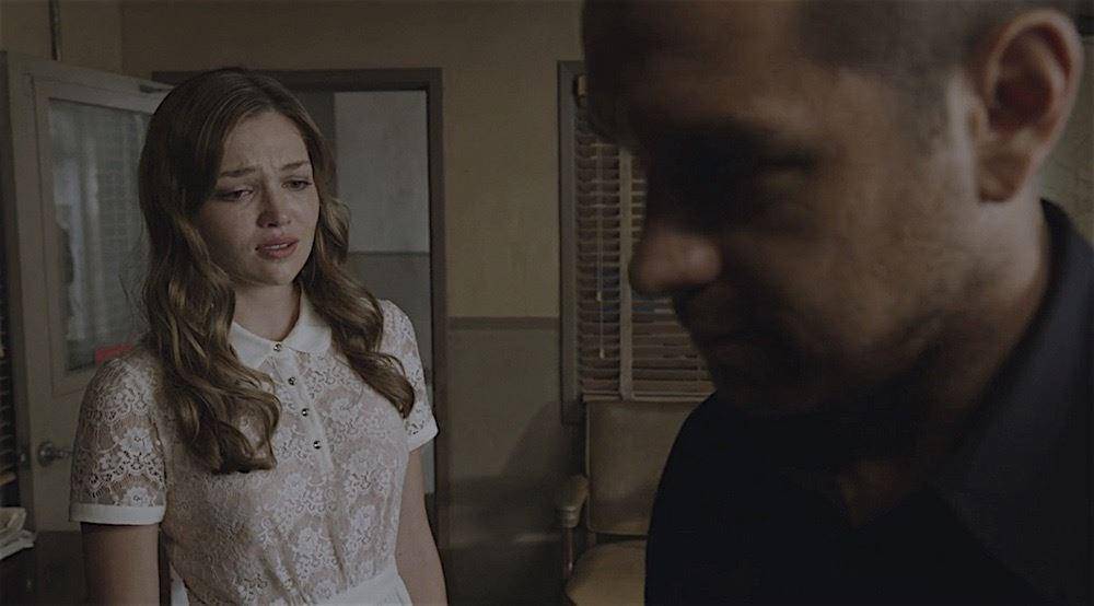 莉莉饰演了一个名为丽贝卡的女角色,是知名"黄暴"美剧《黑吃黑》