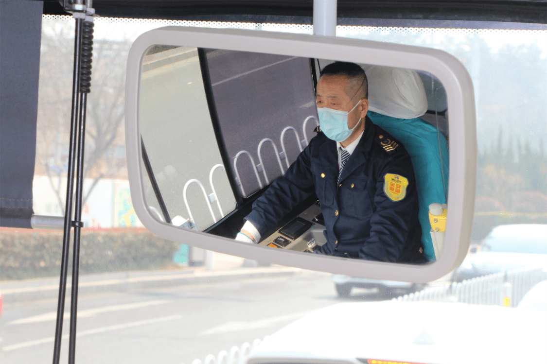 青岛温馨巴士驾驶员的"精彩人生"他是"说书达人"也是公交司机_刘文正