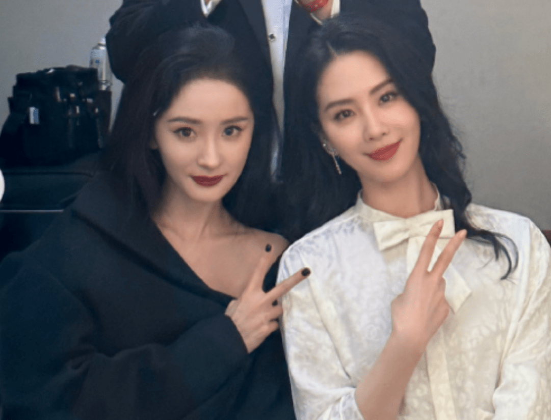 85花同框状态大比拼:杨幂脸垮显老,刘诗诗状态佳,刘亦菲圆润_照片