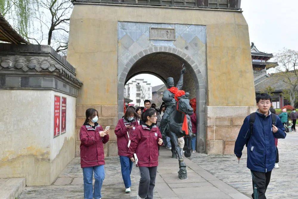 众多文人骚客已成过往烟云,很多人或许都不记得他们当年也曾骑马游街