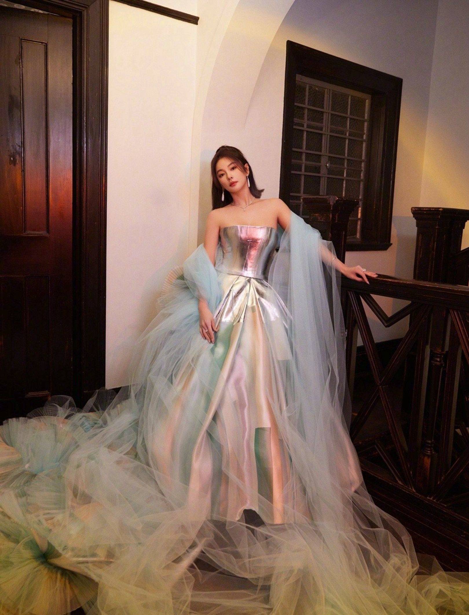 张雨绮微博之夜薄纱大裙摆礼服写真