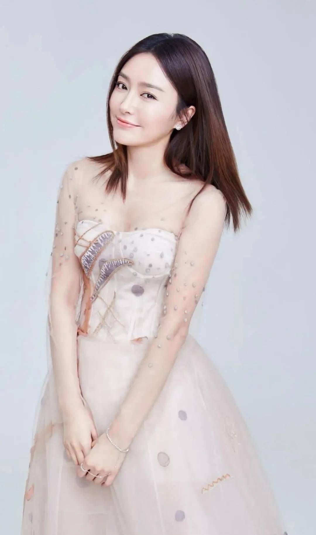 性感女神秦岚身姿卓越,容颜绝世,韵味十足,令人赏心悦目_保养