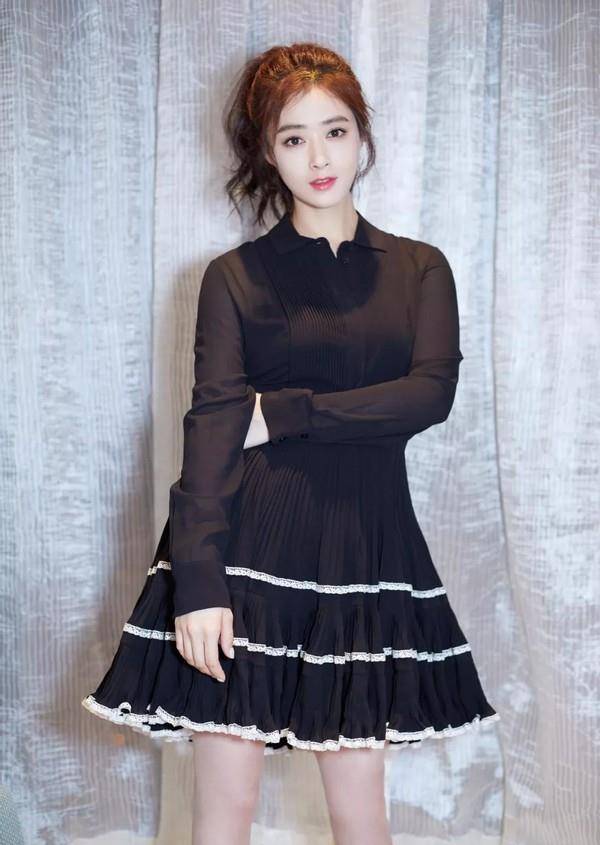 又被蒋欣折服,裙子这么"挤"仍敢穿出门,大骨架身材曲线太美_问题_显得