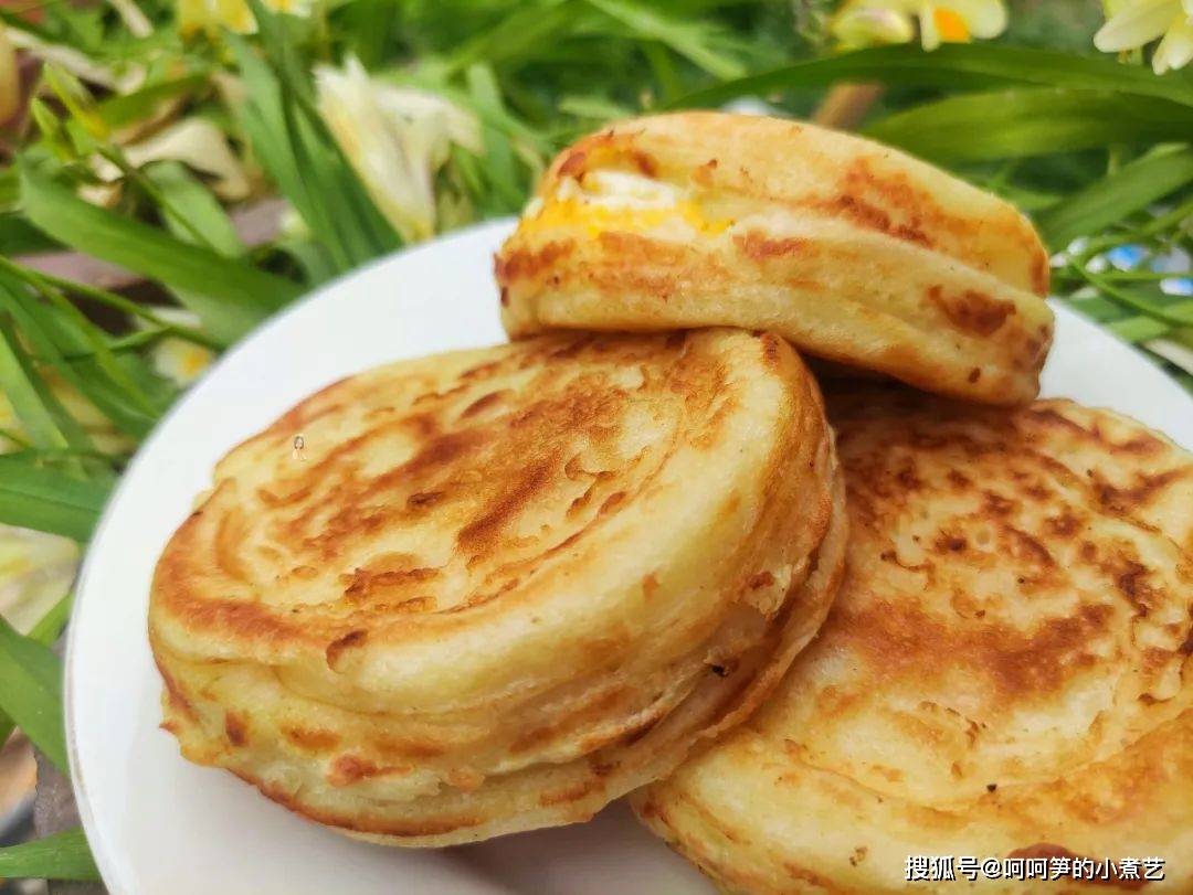 小吃摊爆火的肉蛋堡,外酥里嫩,香软可口,一口下去超满足_面糊_笋笋_表