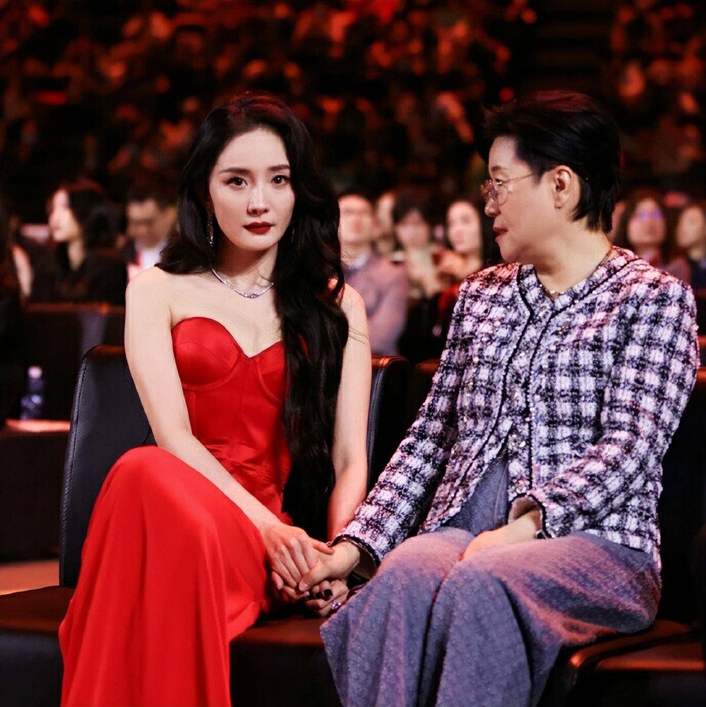 杨幂李少红牵手上海滩,二十多年的情谊记心间_互动_时候_沙滩