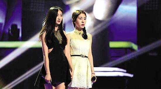 还跟张碧晨,李嘉格,刘明湘组成了那英战队的"四朵金花",就连当时的