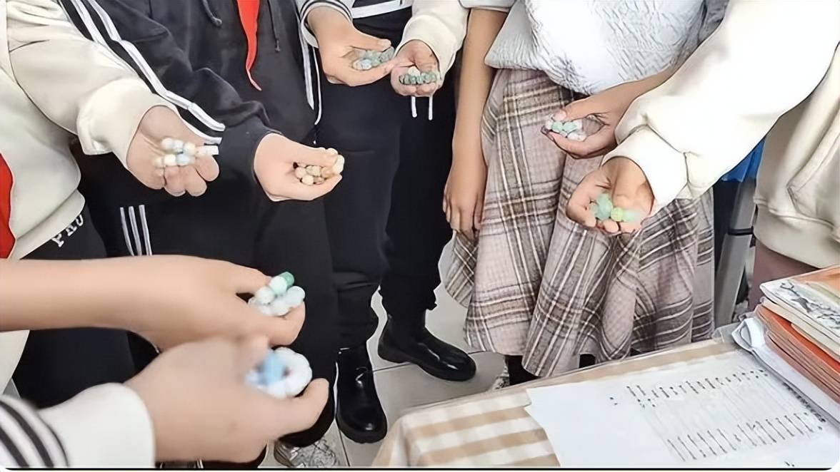 原创            少走几十年弯路？小学生开始流行盘手串解压，家长看后哭笑不得-小孩可以盘手串吗