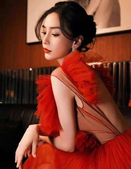 杨颖穿露背装现身红毯!风吹纱裙惊艳全场,脚下15cm高跟鞋太抢镜