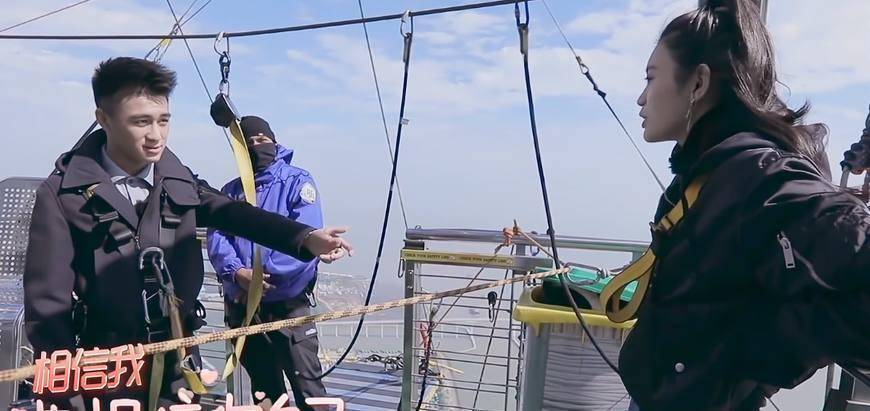 单纯的只是参观澳门塔,最主要的是何猷君想带小明来蹦极挑战下自己,连