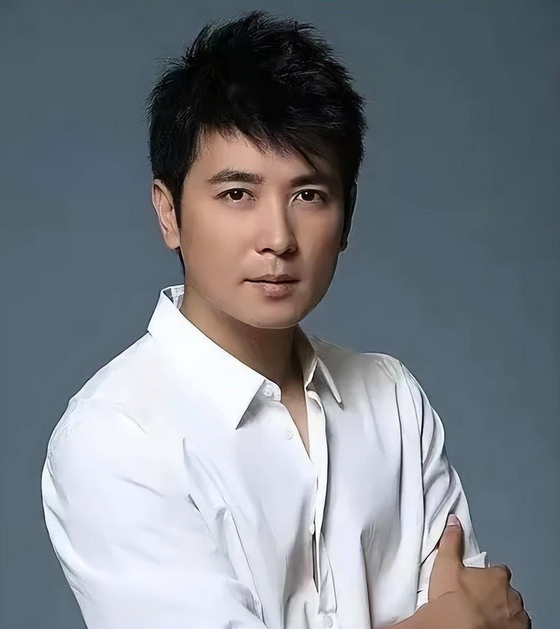 同样在偶像剧中饰演"皇帝"一角,和黄海冰保剑锋相比,差距就很明显了