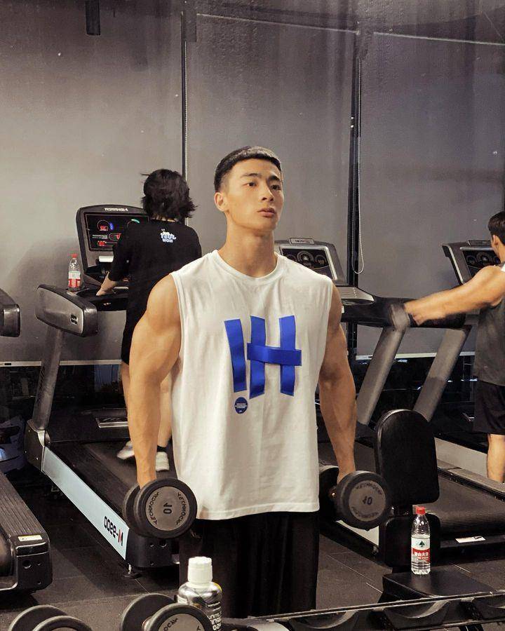 彭果-刘京摄影作品中凤毛麟角级别的模特_健身_锻炼_肌肉