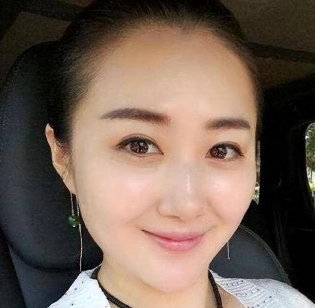 宋小宝携二婚娇妻逛超市,穿3000一件t恤像保姆,小腹突出似怀孕_王雪