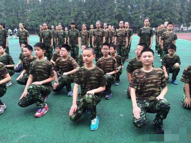 让8名孩子互打上百次耳光,在一旁大笑的教官已被拘留!_军训_家长_锻炼