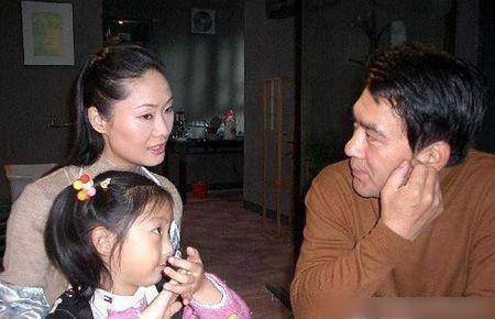 55岁于文华全家照,25岁女儿如花似玉,二婚丈夫也超级帅气_生活_感情