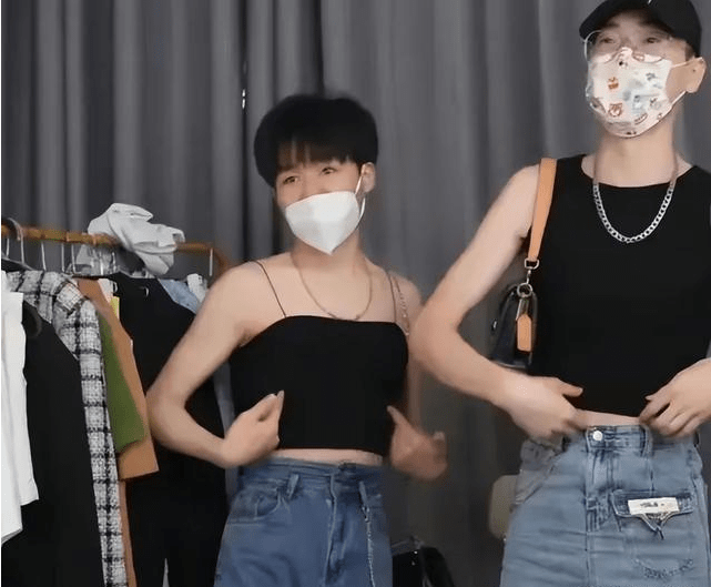女生现场直播穿男装（创作者            辣眼睛，男主持人穿男性风尚鞋子露脸）TNUMBERKC，