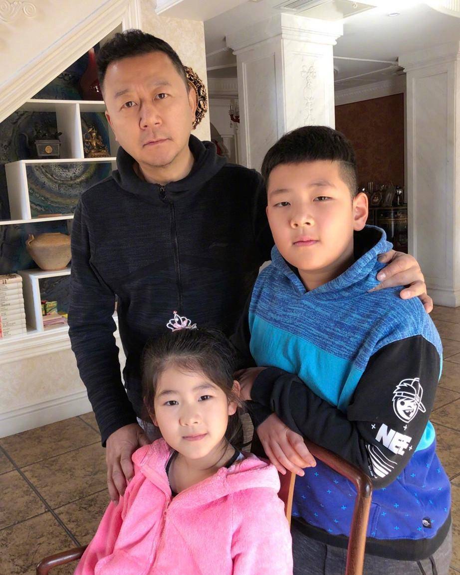 儿子长得像他的翻版,女儿没有妈妈那么坚强漂亮_着装_印花_效果