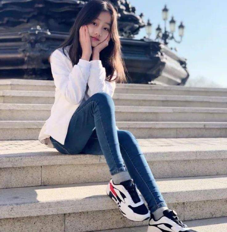 纪姿含的生活照,更是扑面而来的邻家女儿的气质,让人感到既亲切又没有