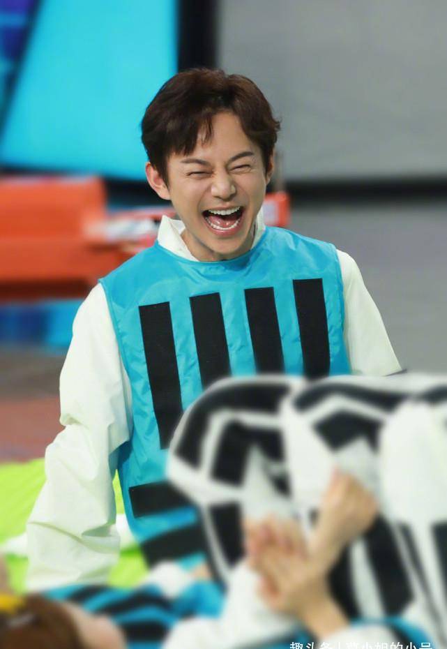 没看上李湘的何炅,当街与神秘男摸脸杀,与柴格的联系曾被质疑_问题