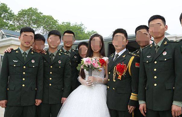 还记得08年汶川地震的时候,当时地震时,军人们第一时间赶到了现场