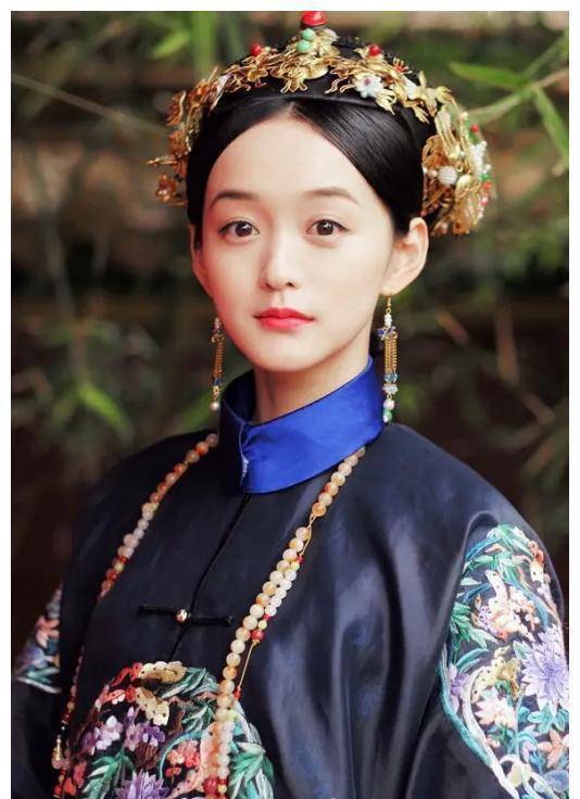 何泓姗与小9岁男星吴希泽牵手出游,全程甜蜜无比,疑