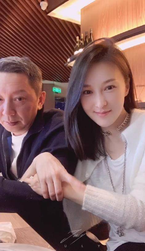 "梦萍"乐珈彤罕晒全家福,手挽富豪老公甜蜜十足,俩儿子超帅气_朱锐