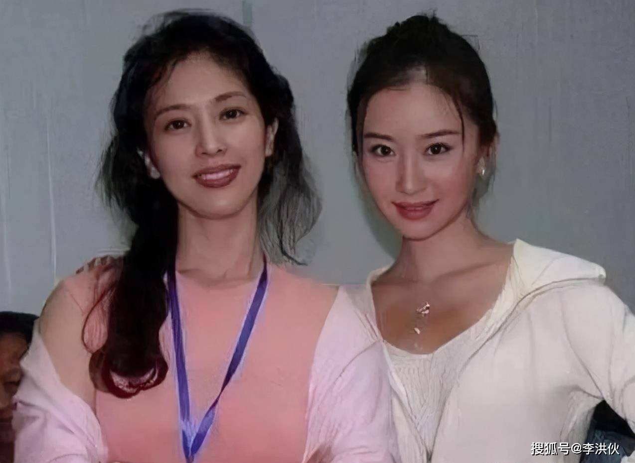 刘亦菲和妈妈同框，64岁妈妈依然年轻美貌，不像母女更似姐妹 -6park.com