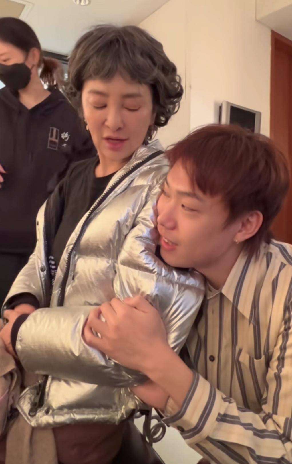 李勤勤化妆时被年轻男子跪地搂抱,状态亲昵被误认成日籍儿子_李雷雷