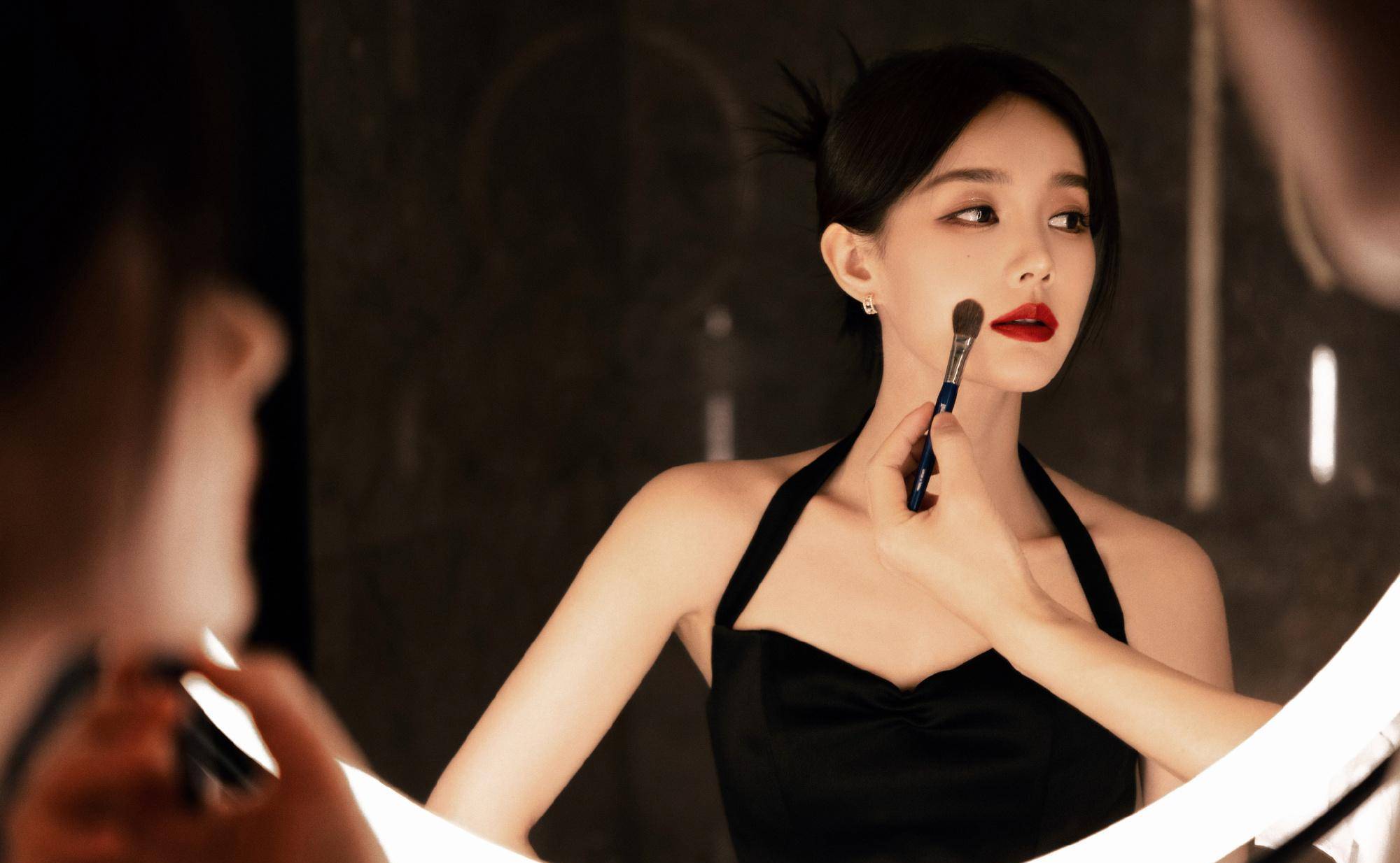 李一桐出席盛典活动,挂脖黑裙搭烈焰红唇,诠绎婀娜多姿的撩人身材