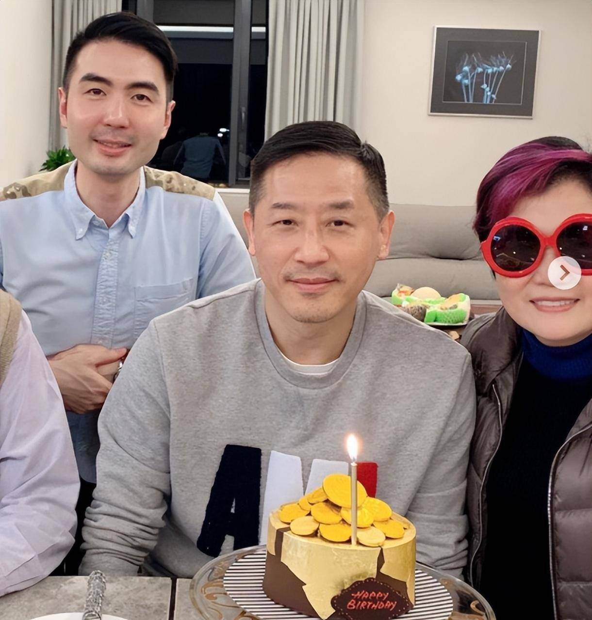 更重要的是,陈淑芬还让他帅气的儿子也经常和唐鹤德接触.