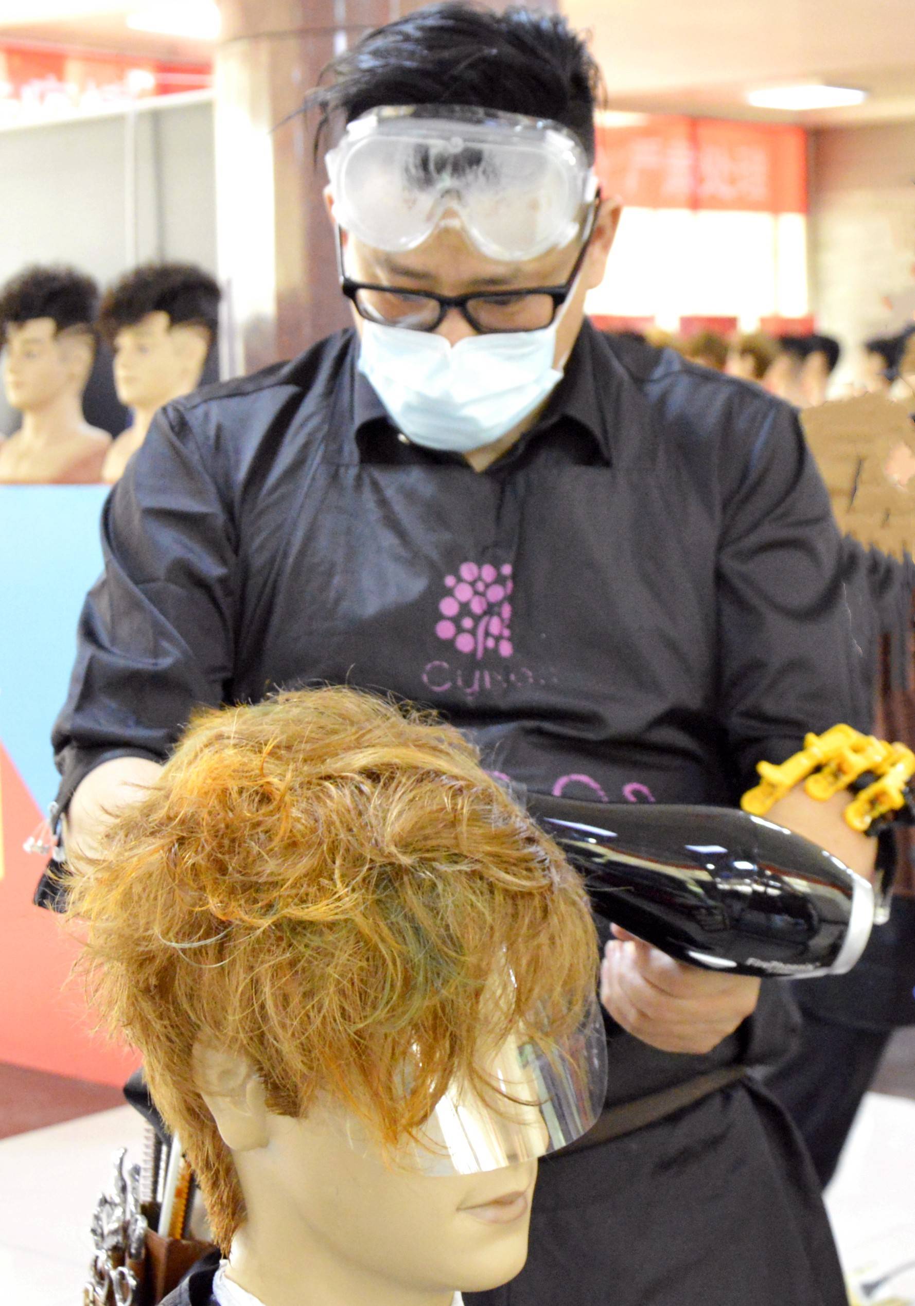 美发比赛时间共2小时比赛刚一开始选手们便立刻进入状态