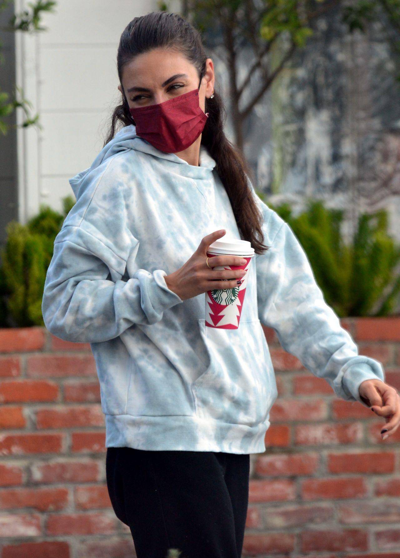 kunis)在贝弗利山庄街头美国超模辛迪·克劳馥(cindy crawford)在