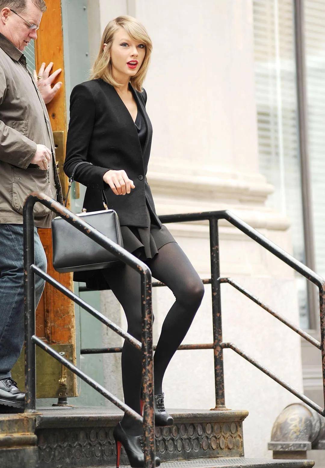 (taylor swift) 昨晚在他的秀场上与赛斯·迈耶斯 (seth meyers) 合影