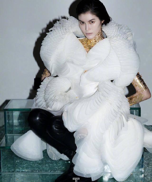 何穗登上《tmagazinechina》十月刊时装大片(共13张图)_摄影_梅远