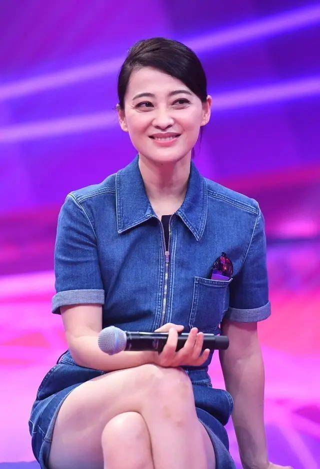 梅婷越老越敢穿,裸色紧身裙勒出柯基臀,微胖身材看着更迷人!