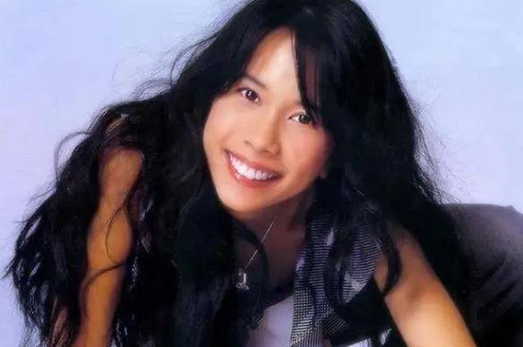 "要想俏三分龅",这9位女星龅牙也好看,个个灵气逼人明艳大气_周海媚