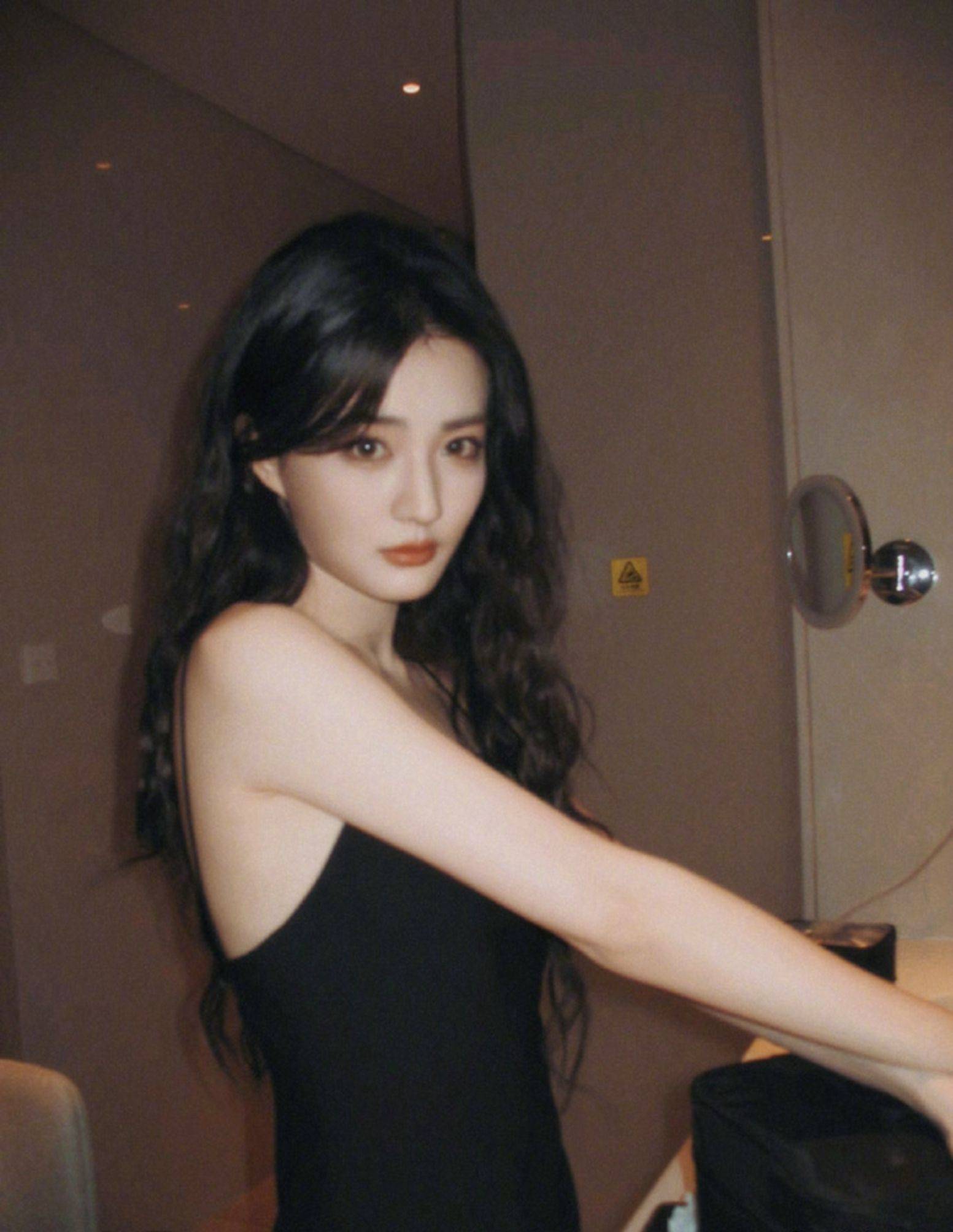 徐璐黑色吊带连衣裙美背写真_张铭恩_网友_打人