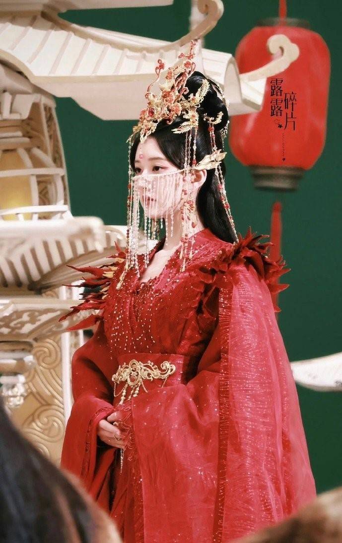 赵露思《神隐》婚服造型大曝光红色婚服金色脸链流苏遮面美艳动人